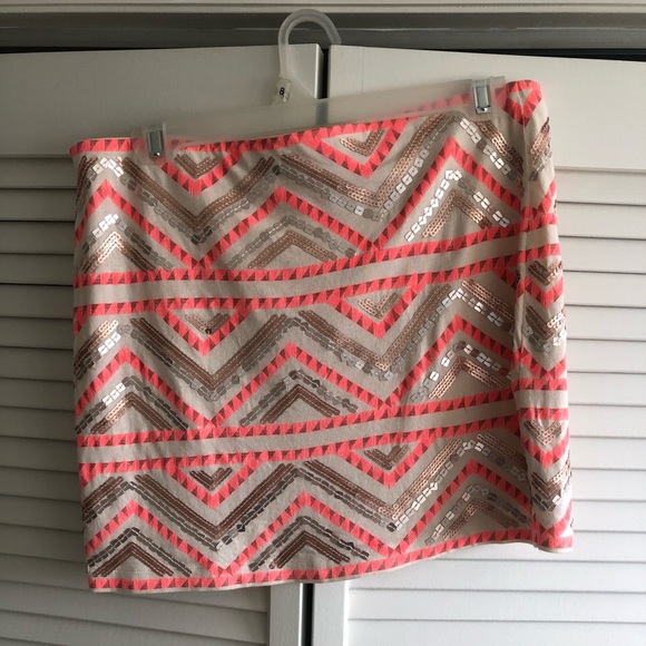 Super fun Express mini skirt Medium gold sequins ✨ - Picture 5 of 5